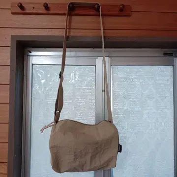 베이지 숄더백