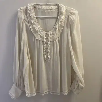 프랑슈리페 긴팔 블라우스 레이스가 귀여운 골드 컬러 진주풍 버튼