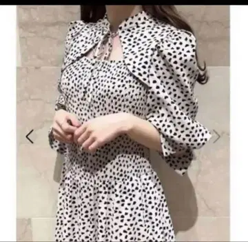 데콜테 오픈 도트 프린트 원피스