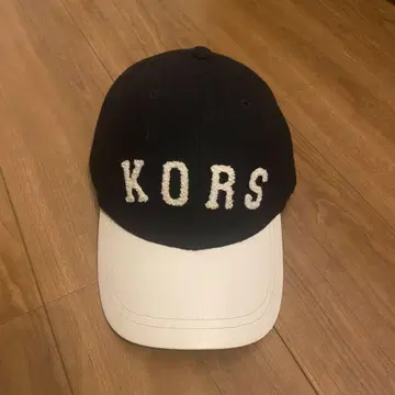 MICHAEL KORS 캡 블랙 x 화이트
