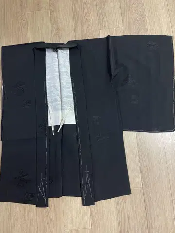 하나의 문양이 있는 겉옷 블랙