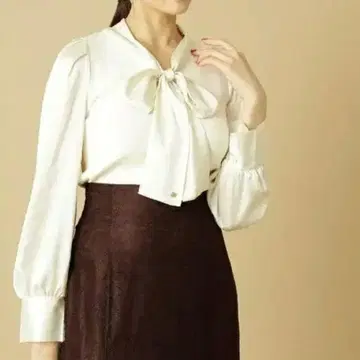 로고 참 포함 보타이 니트 블라우스 JILL BY JILLSTUART