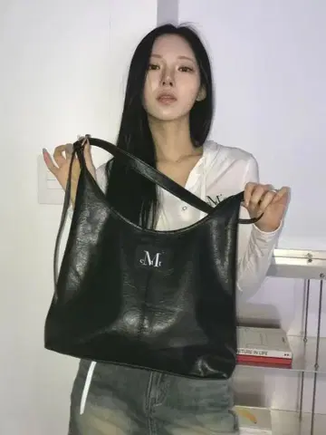 Mucent 블랙 가죽풍 숄더백 M 로고 포함