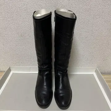 버클이 달린 블랙 가죽 롱 부츠
