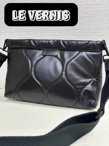 LE VERNIS 퀼팅 숄더백 블랙