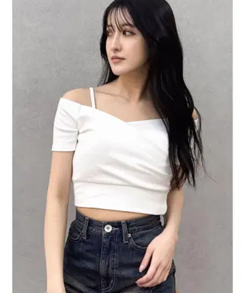 GYDA 하프 슬리브 카슈쿨 오프숄더 숏 상의 화이트