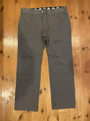 Dickies 그레이 치노 팬츠 백 포켓 부착