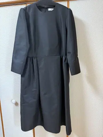 빌리티스디세탕의 블랙 포멀 원피스