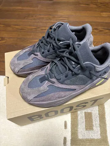 Yeezy Boost 700 그레이/블랙