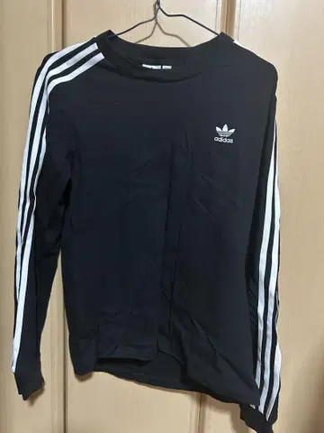 adidas 블랙 긴팔 T셔츠 스트라이프