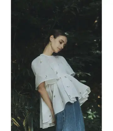 블루레아 Bell sleeve embroidery blouse