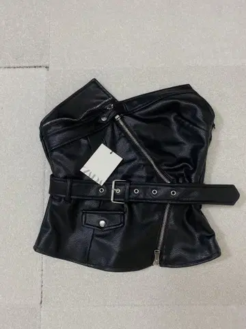 [미사용 택 포함] ZARA 인조 가죽 베어탑 뷔스티에