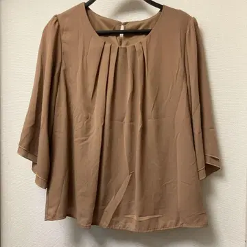 베이지 플레어 슬리브 턱 블라우스