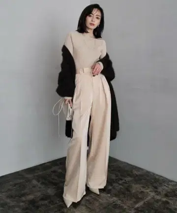 anuans 글로스 새틴 투 턱 와이드 팬츠 베이지 S 사이즈