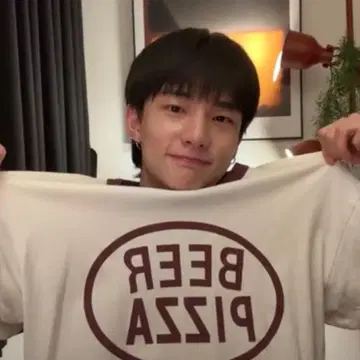 현진 스키즈 착용 T셔츠