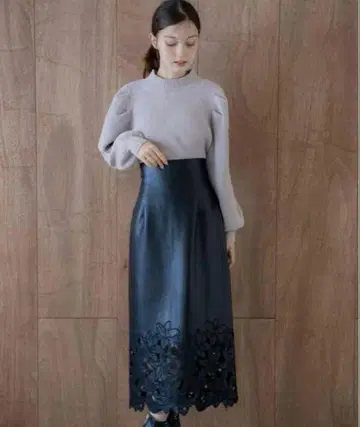 택 포함 새상품 노엘라 noela 가죽 스커트 자수
