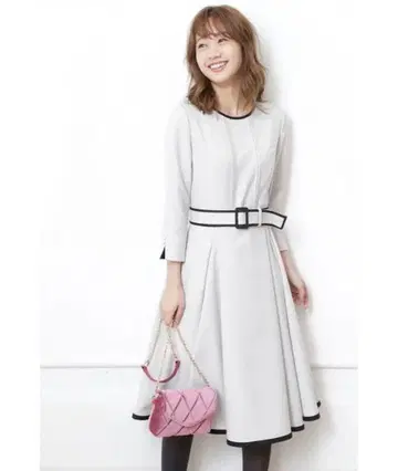 [ 새상품급 ] JUSGLITTY 배색 플레어 원피스 베이지 원피스 긴팔