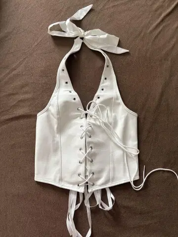 화이트 하루타 넥 레이스업 베어탑