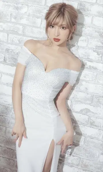 Tika 오프숄더 비쥬 부착 롱 드레스