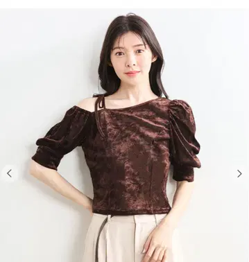 이번 시즌 A/W COCO DEAL 원숄더 벨로아 상의