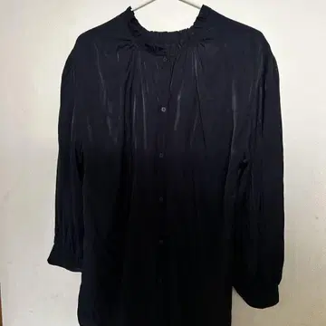 블랙 긴팔 셔츠 개더 목 부분