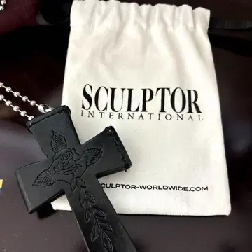 SCULPTOR 크로스 스트랩 블랙 블랙