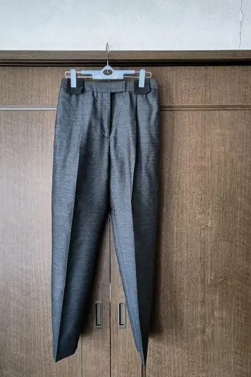 투모로우랜드 그레이 팬츠 가격 인하 가능