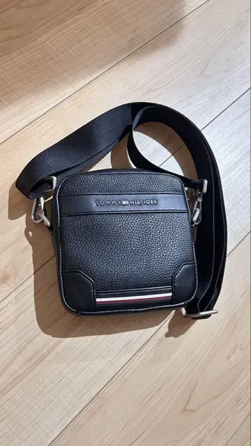 타미힐피거 블랙 가죽 숄더백