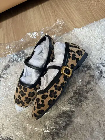 레오파드 무늬 플랫슈즈 스트랩 포함