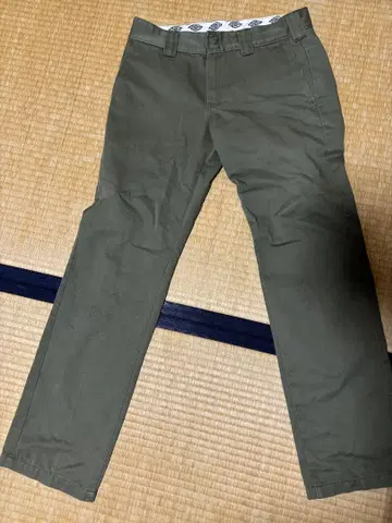 올리브 그린 치노 팬츠