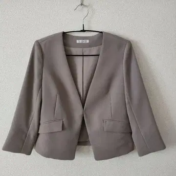 베이지 노카라 자켓 7부 소매 스타일 델리