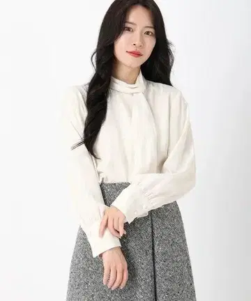 STRAWBERRY FIELDS ICHIE 드레이프 타이 블라우스 베이지