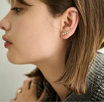 warmth Follow Ball Pierce 실버 귀걸이 (양쪽 귀용)