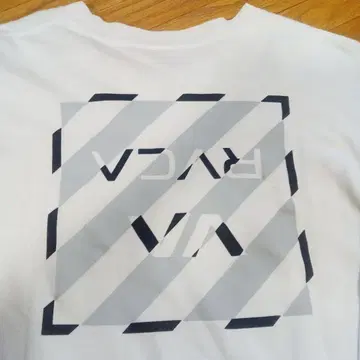 RVCA 화이트 긴팔 가슴 로고 자수