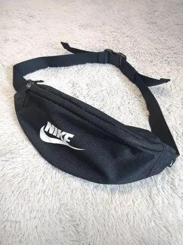 새상품급 나이키 NIKE 웨스트 파우치 블랙 컬러 화이트 컬러 로고