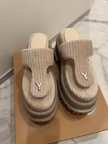 YELLO 통굽 샌들 베이지