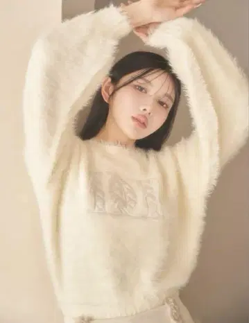 다리치 퀼트 로고 샤기 니트탑 아이보리