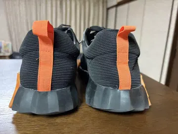 블랙 스니커즈