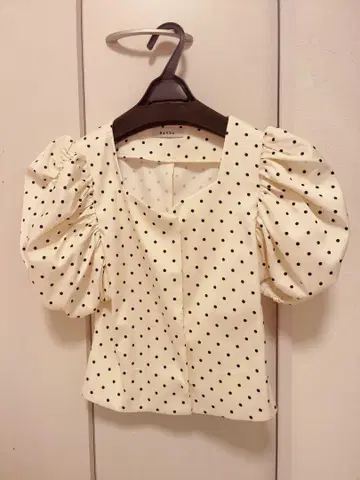 RANDA 아이보리 도트 퍼프 슬리브 블라우스