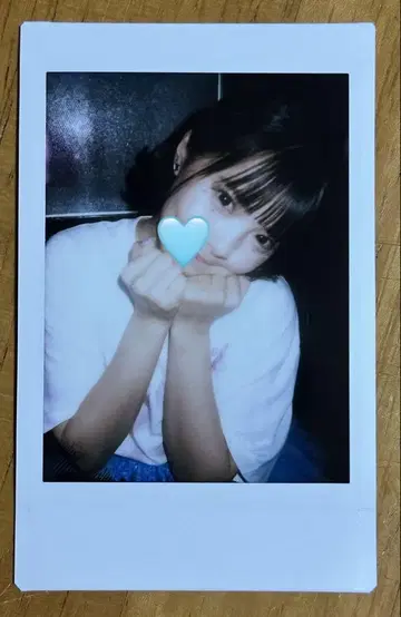 후쿠야마 리노 폴라로이드 티셔츠 착용