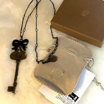 Q-pot. x 디즈니 앨리스 콜라보 열쇠형 목걸이