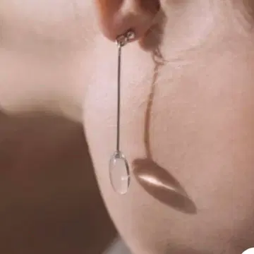 새상품 IRIS47 크리스탈 귀걸이 실버