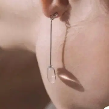 새상품 IRIS47 크리스탈 귀걸이 실버