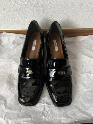 에나멜 블랙 코인 로퍼 펌프스