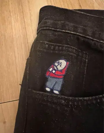 자수 캐릭터가 달린 블랙 데님 파치
