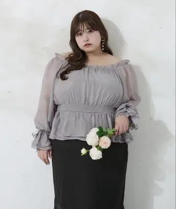 그레이 오프숄더 프릴 상의 4L