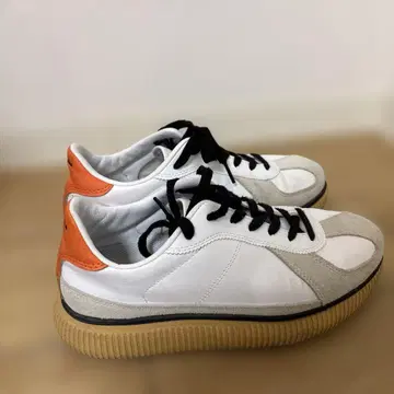 화이트/오렌지 스니커즈