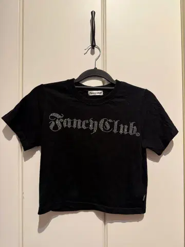 Fancy Club 블랙 크롭 T셔츠