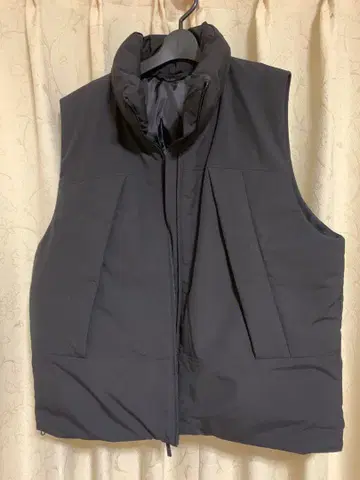 블랙 노카라 다운 베스트