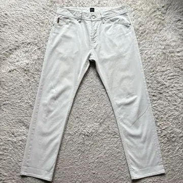 HUGO BOSS 데님 팬츠 REGULA FIT 가죽 패치 화이트